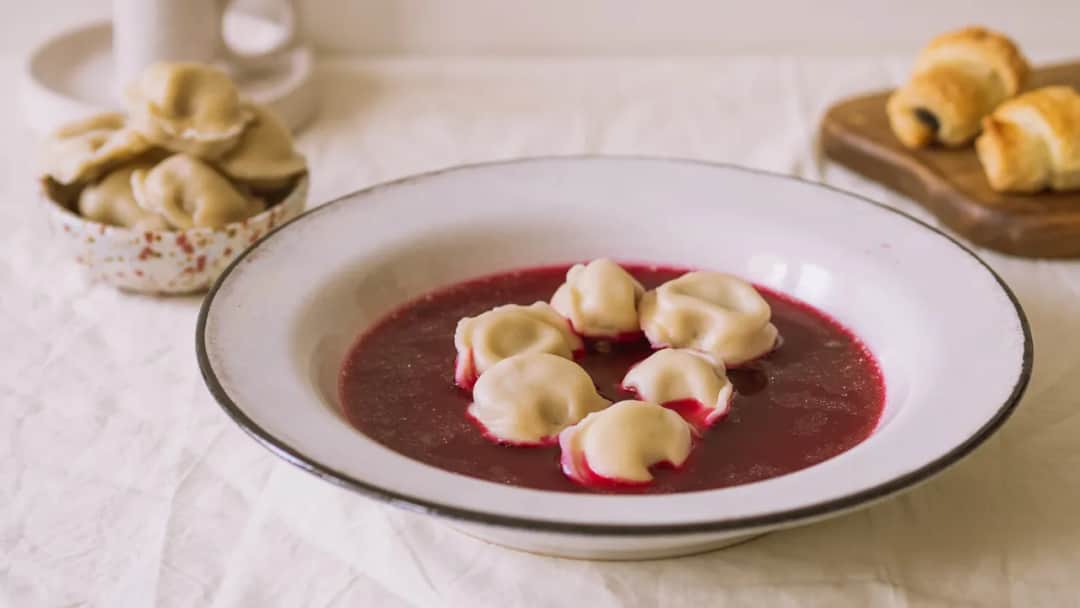 Ile kalorii ma barszcz czerwony z uszkami? Sprawdź, co musisz wiedzieć