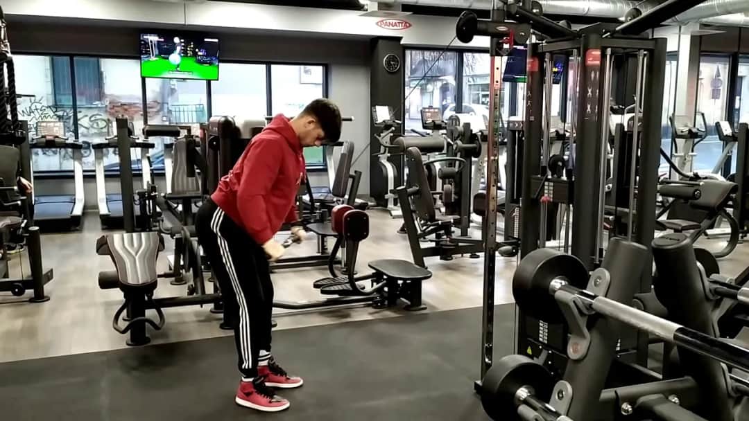 Skuteczne ćwiczenia na wyciągu górnym, które wzmocnią Twoje plecy