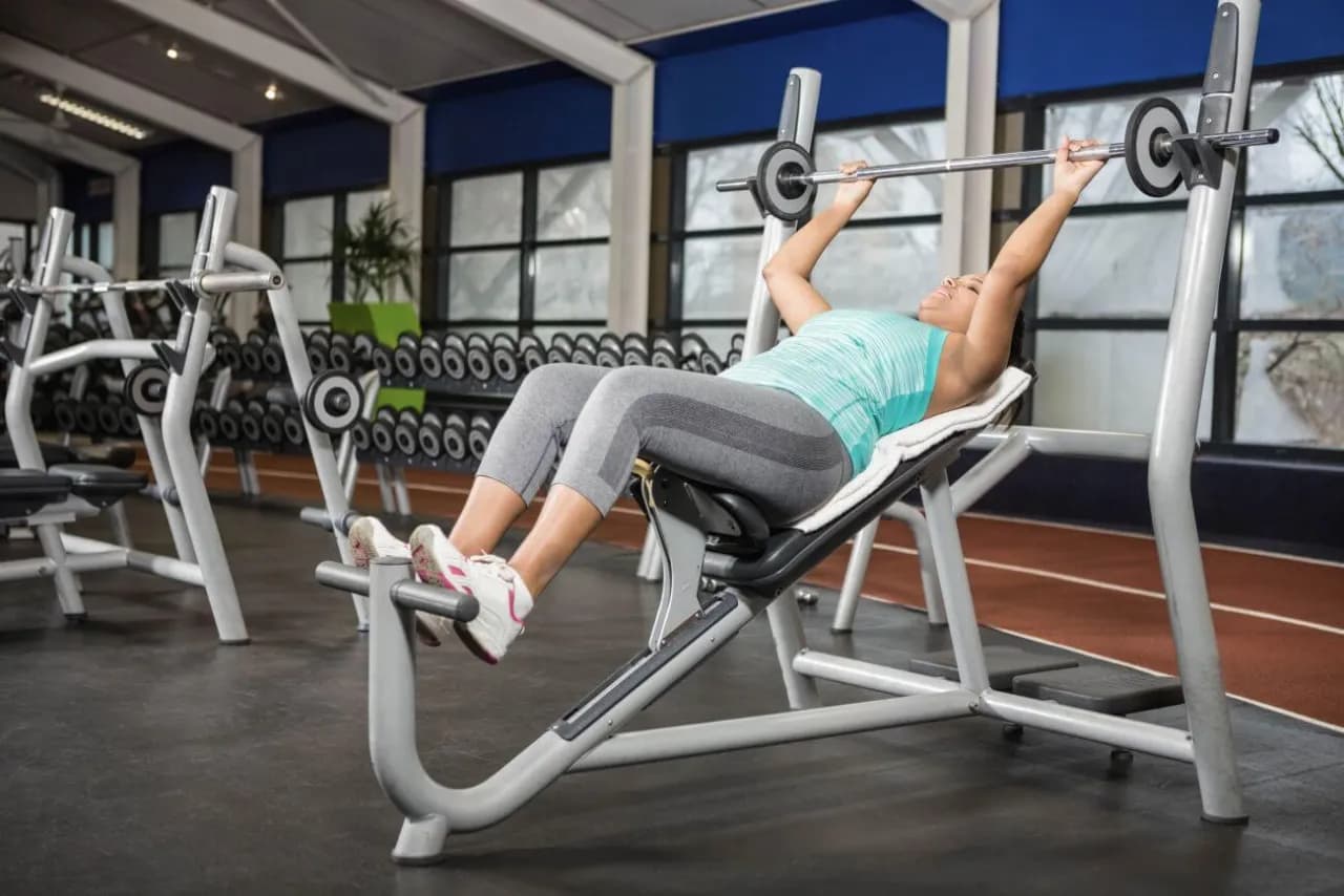 Jakie ćwiczenia na ławeczce skośnej pozwolą Ci uniknąć kontuzji?