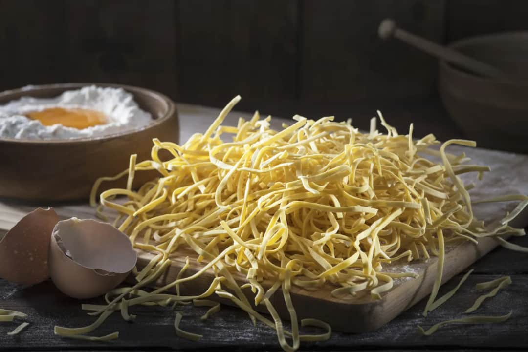 Jak zrobić idealny makaron bezglutenowy do rosołu – prosty przepis i porady Jak zrobić idealny makaron bezglutenowy do rosołu – prosty przepis i porady