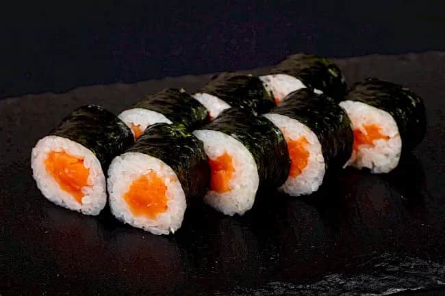 Ile kalorii ma sushi z łososiem? Wartość odżywcza i porady dla diety