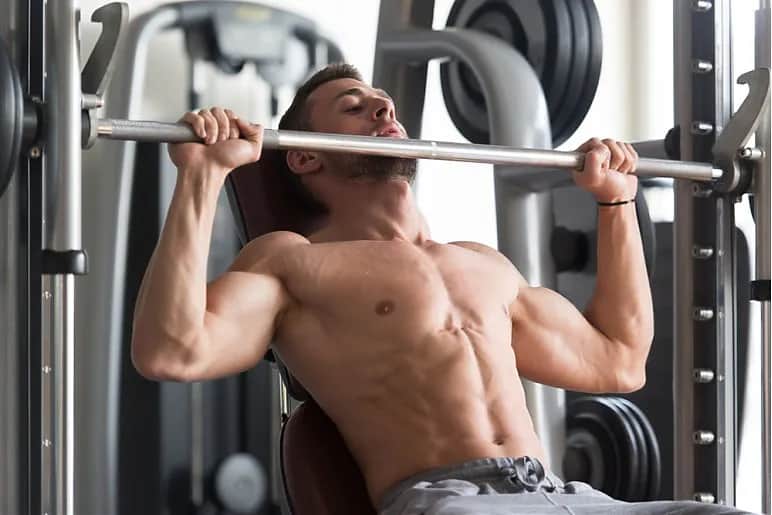 Jak skutecznie ćwiczyć barki bez ryzyka kontuzji – najlepsze ćwiczenia i porady